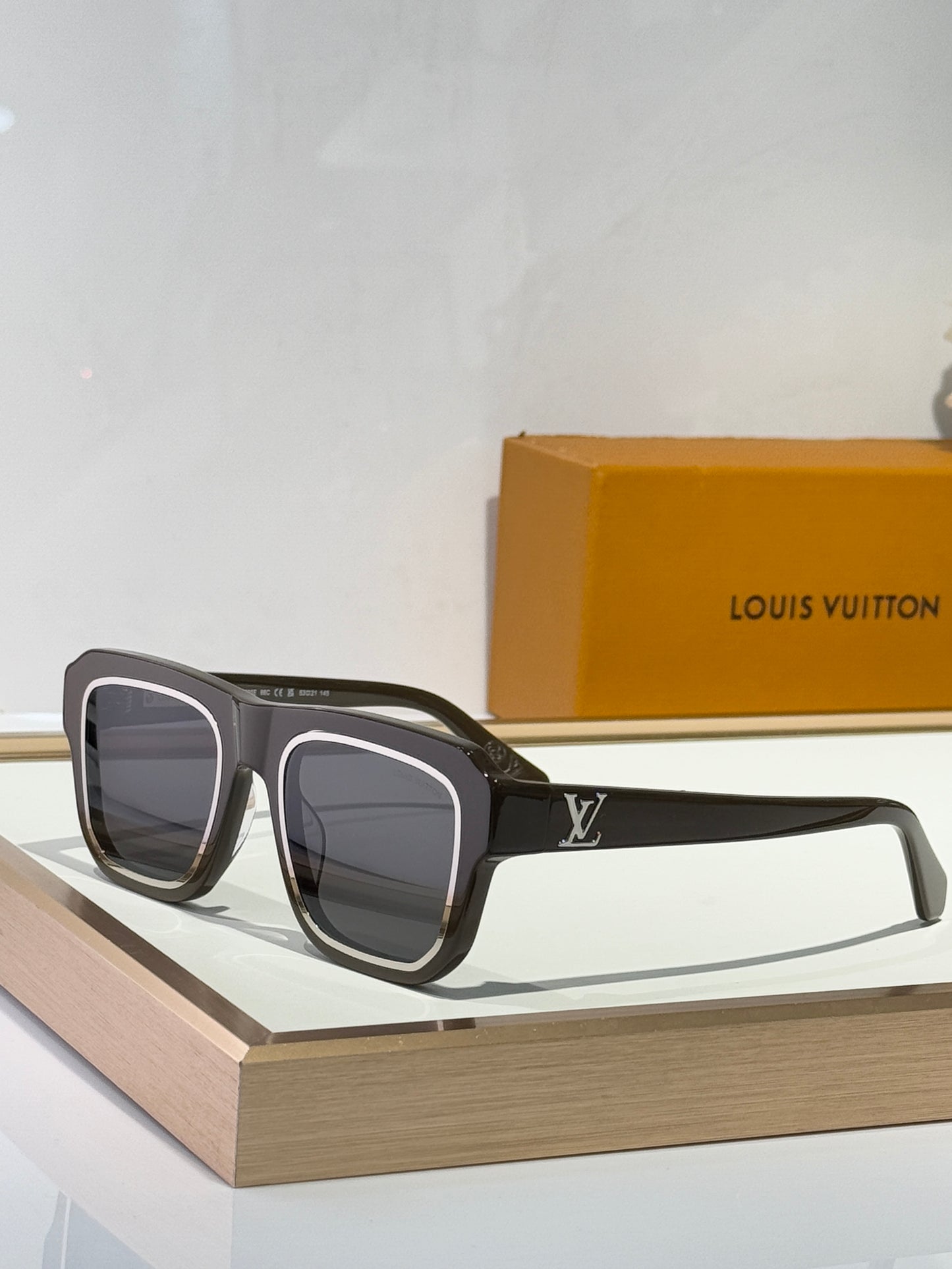 Louis Eyewear SIZE: 53-21-145
