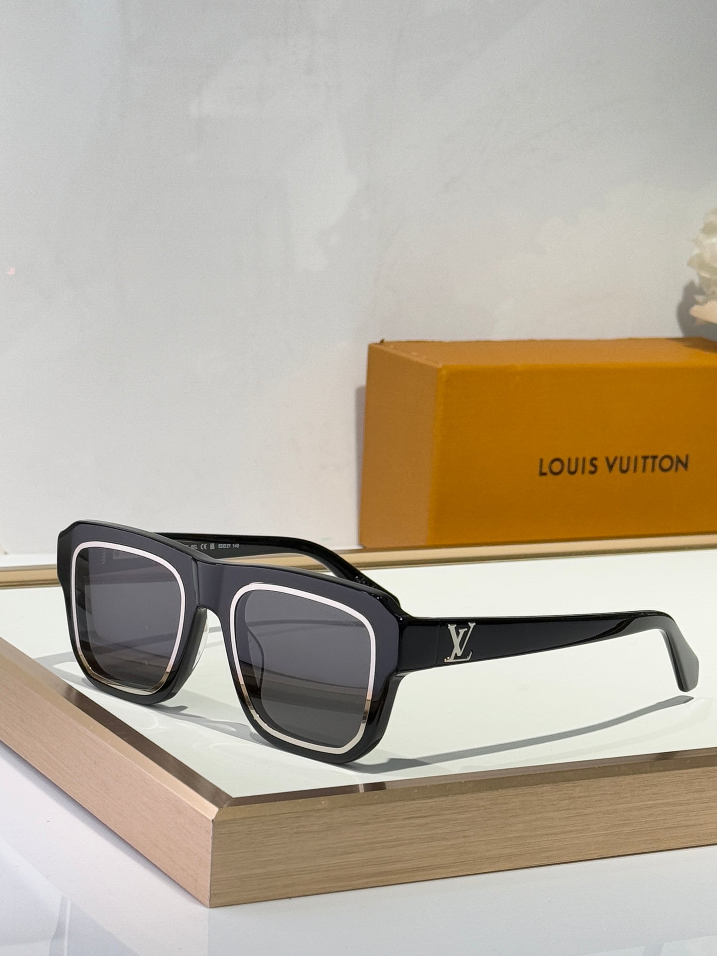 Louis Eyewear SIZE: 53-21-145