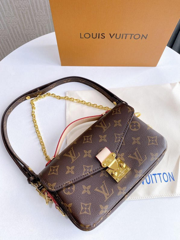 LOUIS POCHETTE MÉTIS EAST WEST bag size : 21.5*13.5*6cm