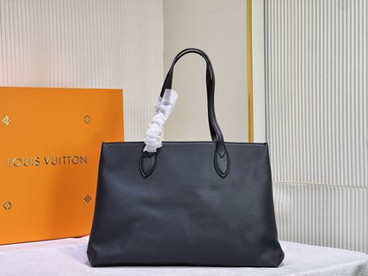 Louis Lockme M57345 bag size: 42x28x15cm