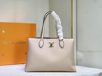 Louis Lockme M57345 bag size: 42x28x15cm