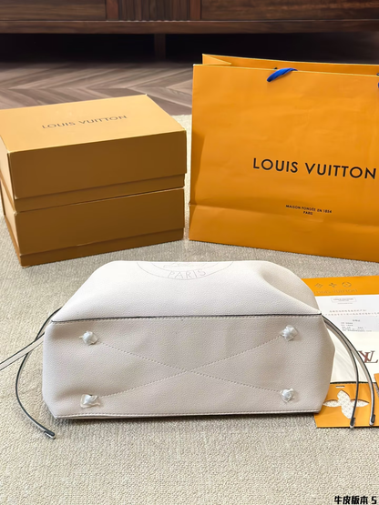 Louis new arrival bella bag size: 30 * 24cm