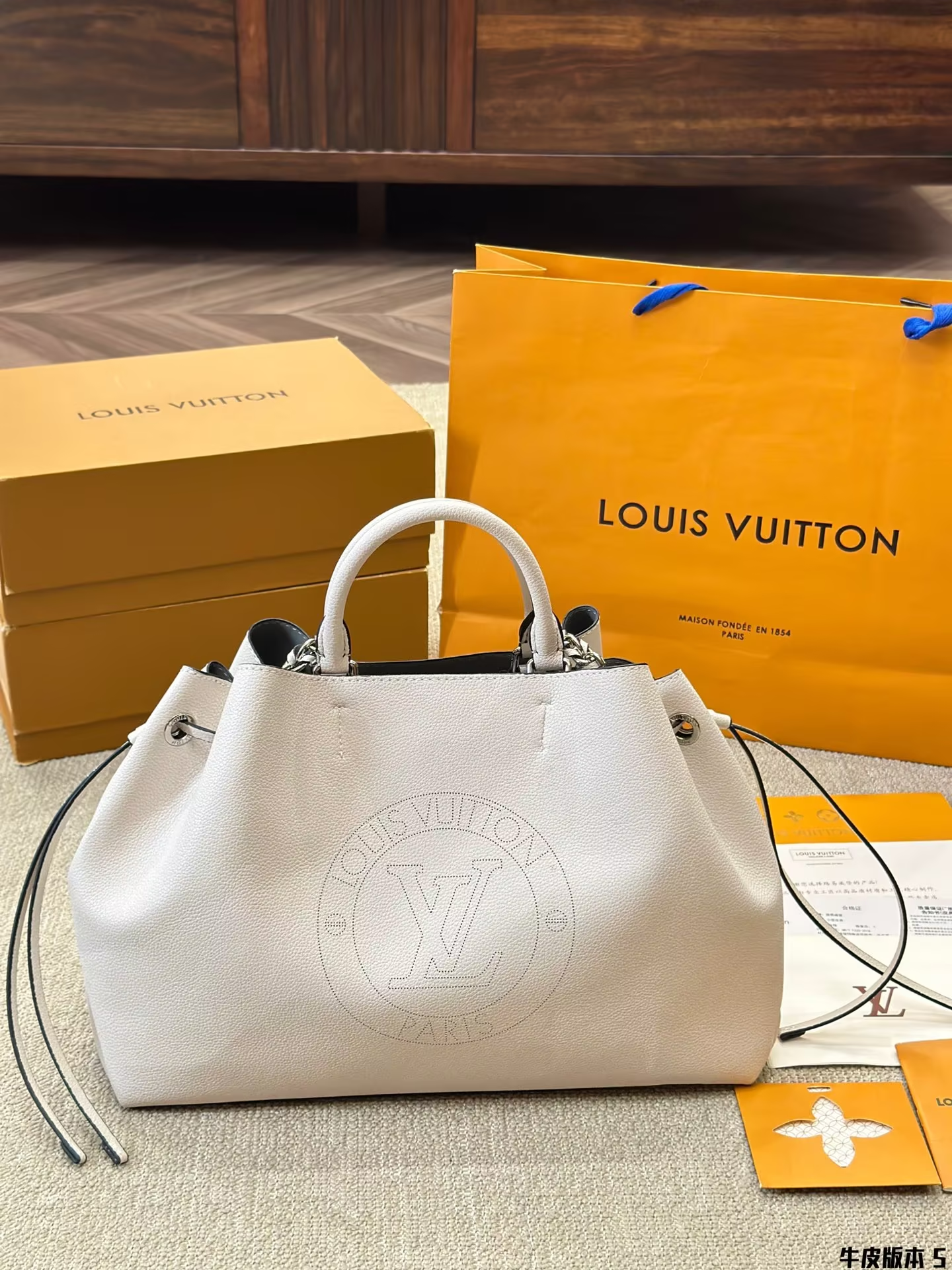 Louis new arrival bella bag size: 30 * 24cm