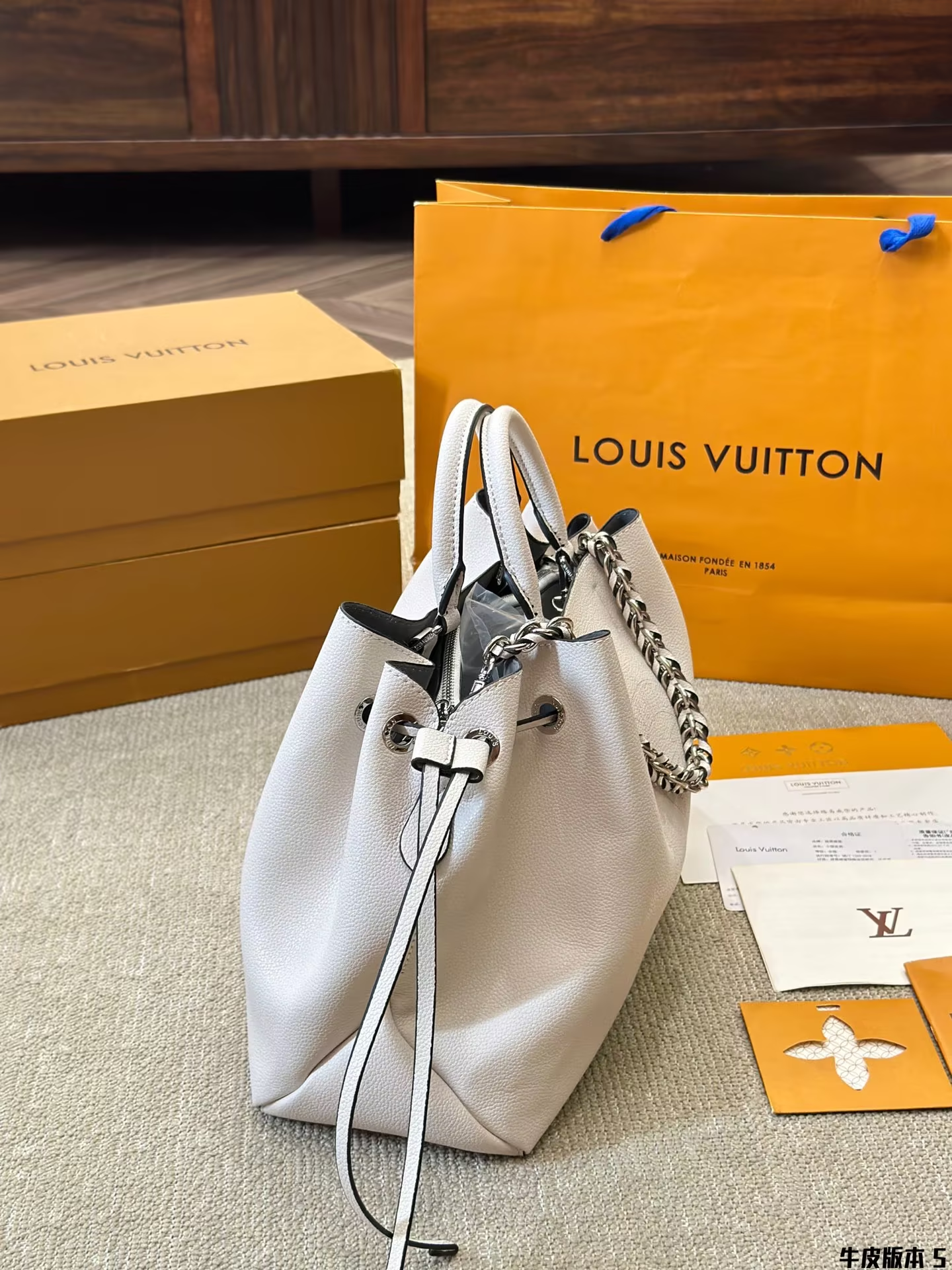 Louis new arrival bella bag size: 30 * 24cm