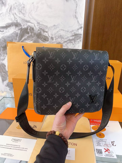 L new arrival district crossbody bag men and women size: 26*23*7 cm
