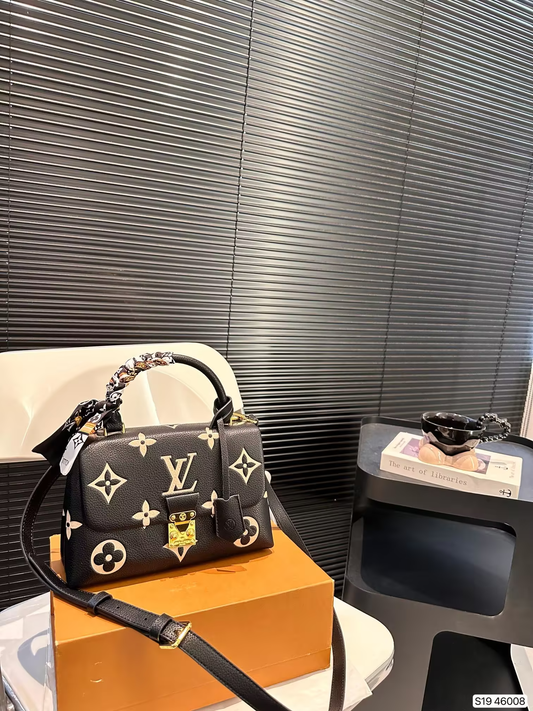 Louis new arrival hand bag size: 24*15 cm