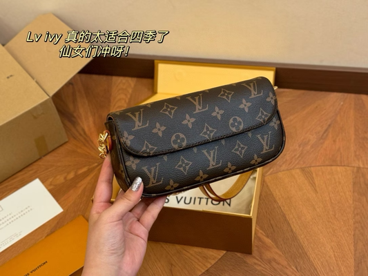 Louis new arrival ivy woc bag size: 22*12 cm