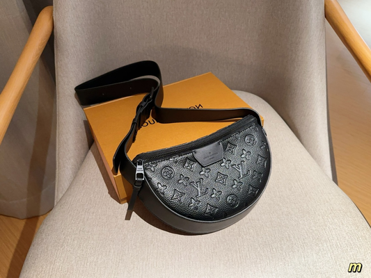 Louis MOON CROSSBODY men and women bag size: 24*16*4 cm