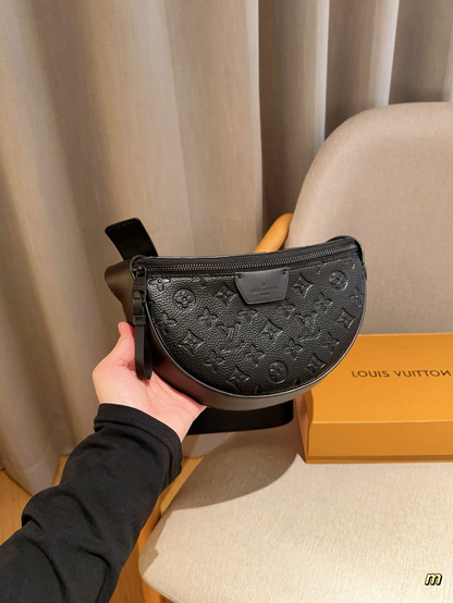 Louis MOON CROSSBODY men and women bag size: 24*16*4 cm