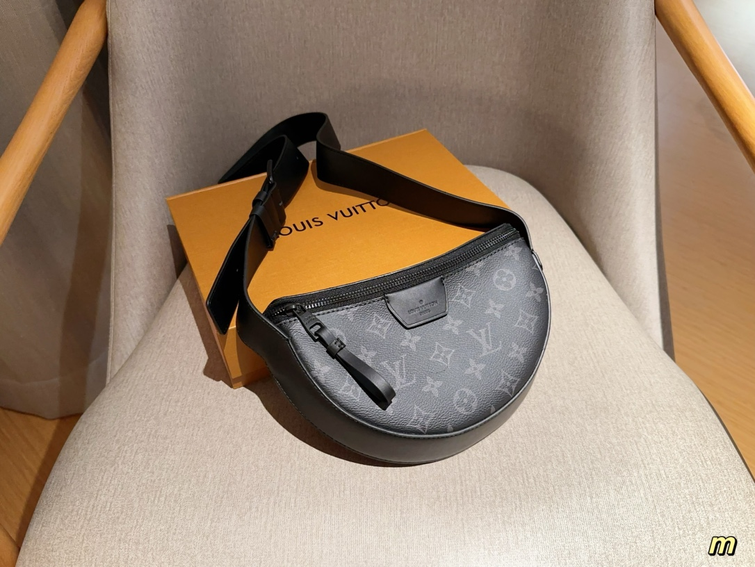 Louis MOON CROSSBODY men and women bag size: 24*16*4 cm