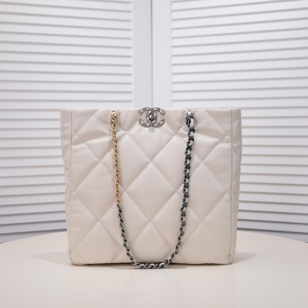 CC 22b 19 BAG tote