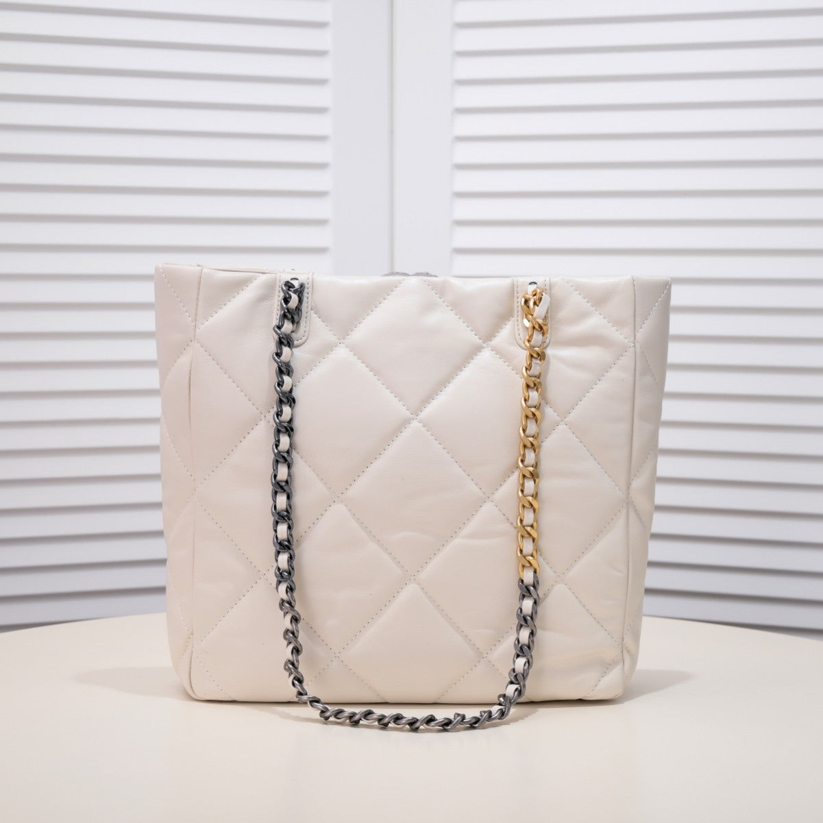 CC 22b 19 BAG tote