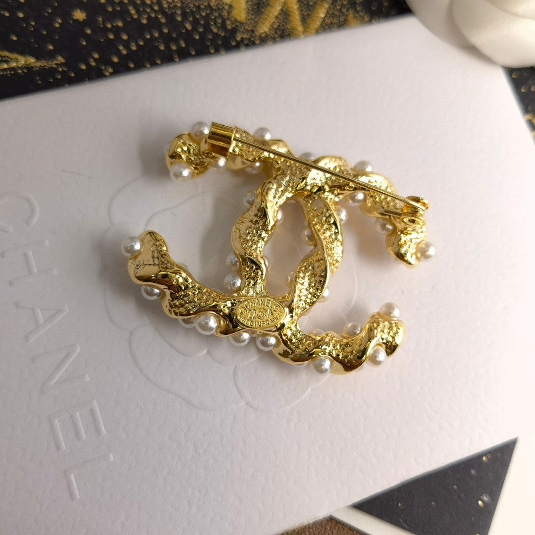 Cc brooch 0072