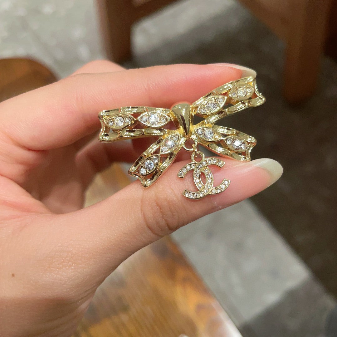 Cc brooch 0075