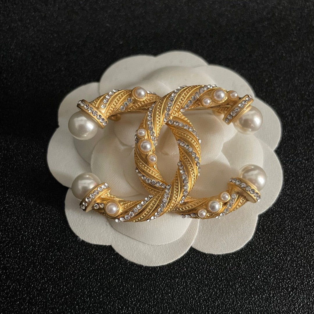 Cc brooch 0068