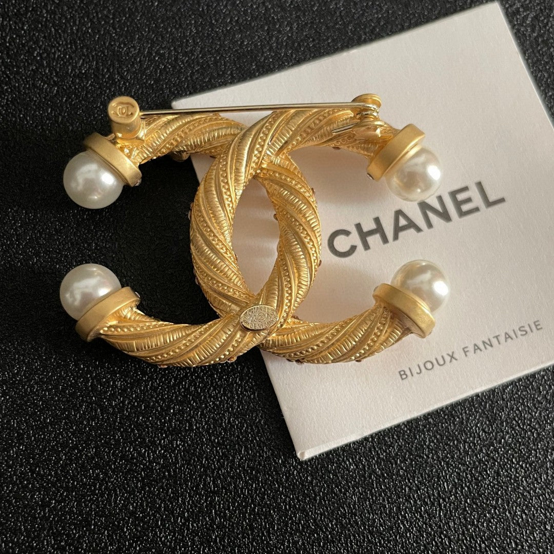 Cc brooch 0068