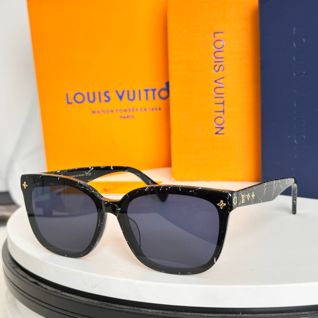 Louis Eyewear SIZE: 56-19-143
