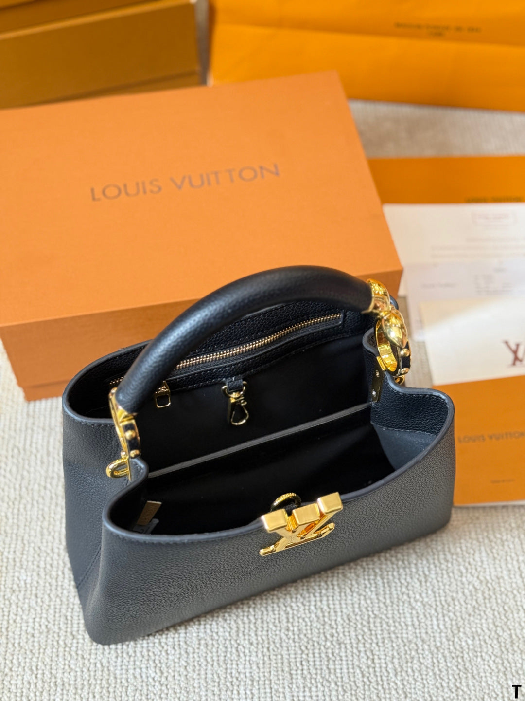 Louis new arrival capucines bag 008