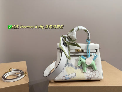Her new arrival Kelly bag size: 24*18 cm