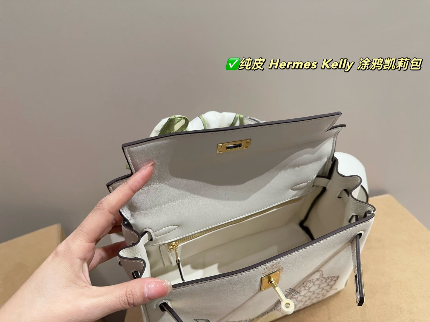 Her new arrival Kelly bag size: 24*18 cm