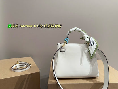Her new arrival Kelly bag size: 24*18 cm
