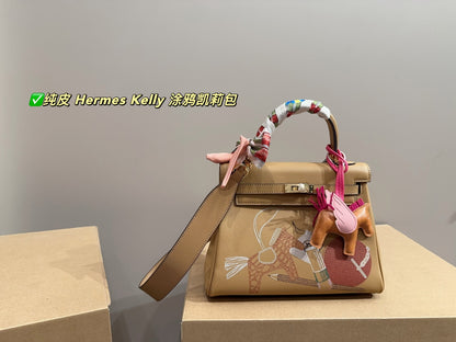 Her new arrival Kelly bag size: 24*18 cm