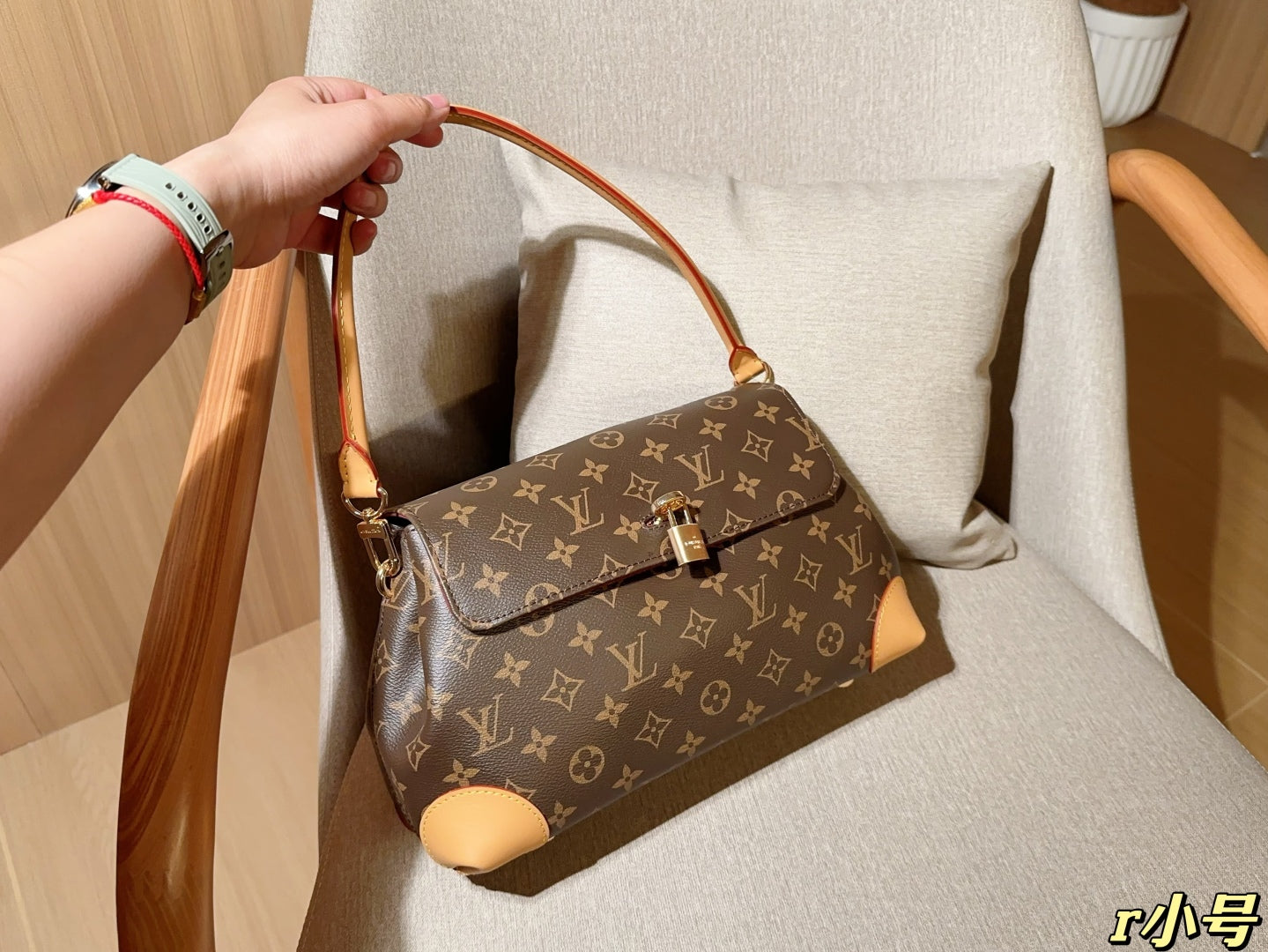 Louis new arrival 25ss HideAway hobo bag size: 30*19*11 cm
