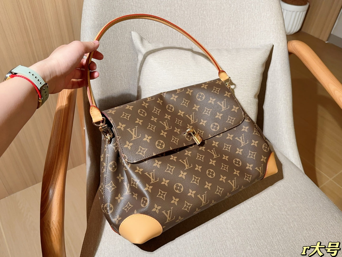 Louis new arrival 25ss HideAway hobo bag size: 30*19*11 cm