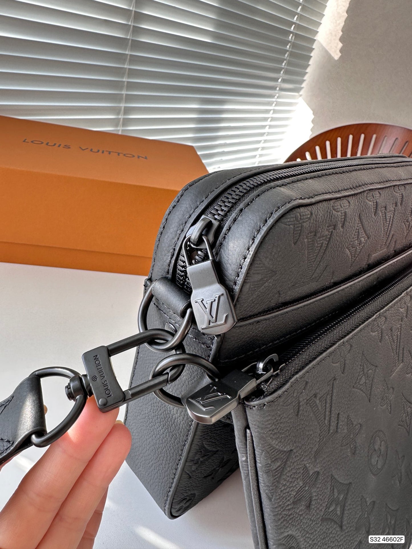 L men bag 46602F size: 25*19 cm