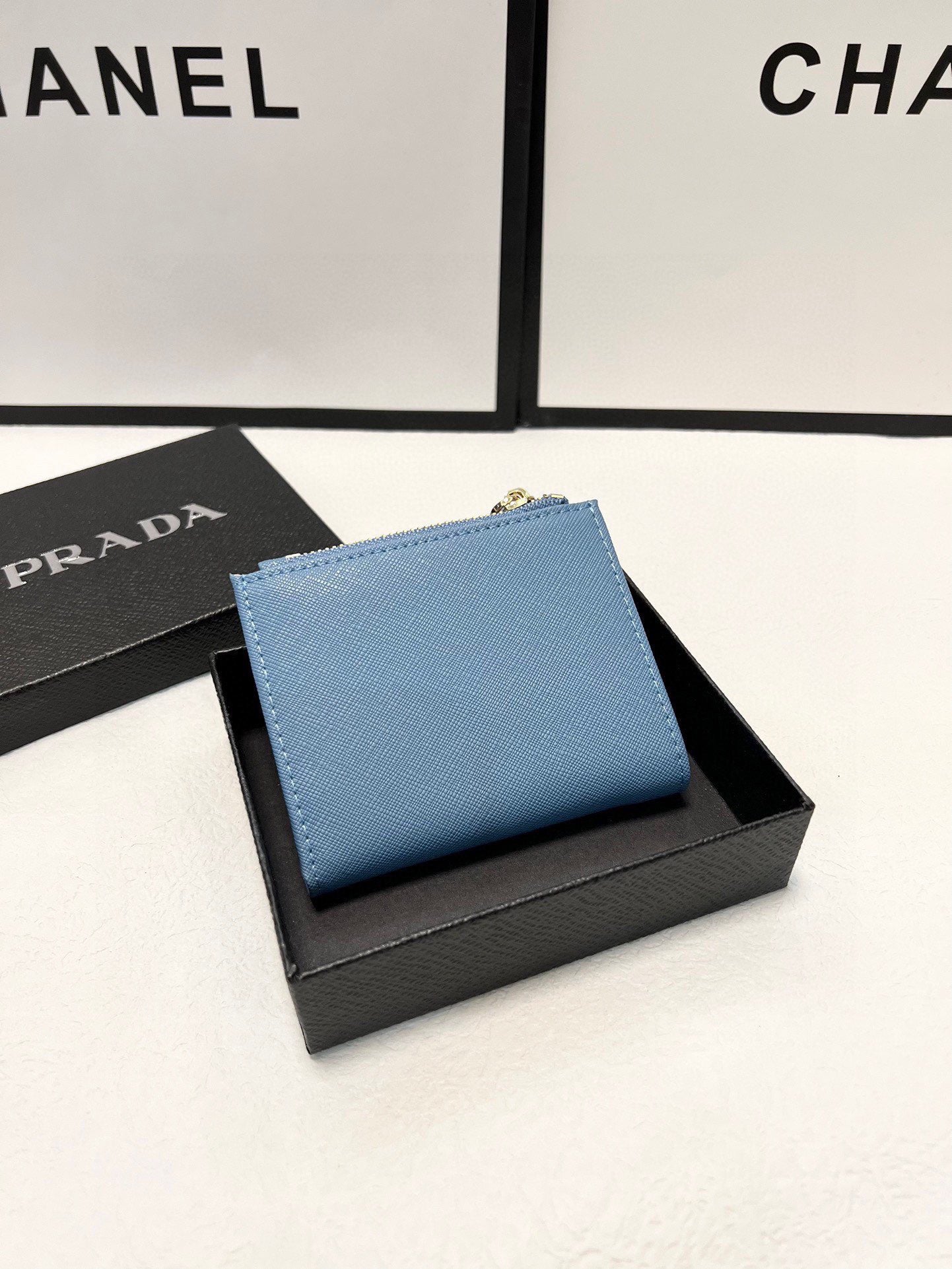 Pra wallet men and women size : 10x9 cm
