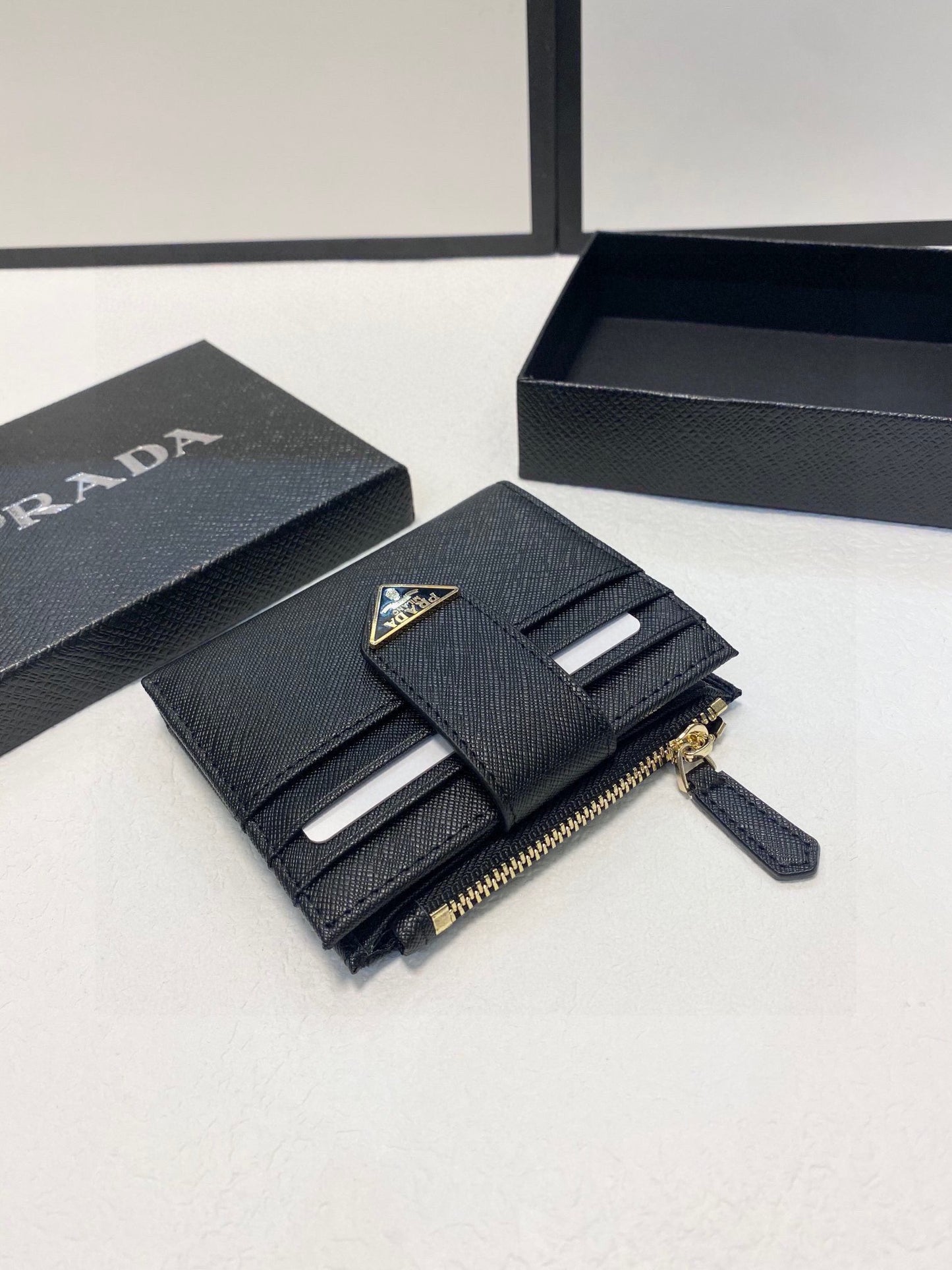 Pra wallet men and women size : 10x9 cm