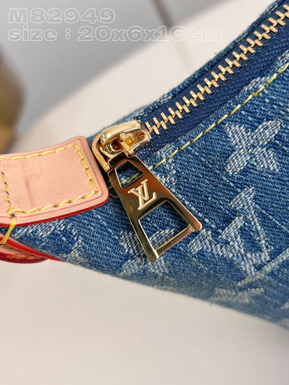 Louis Hills Pochette Monogram Denim size;20.5 x 6 x 16 cm