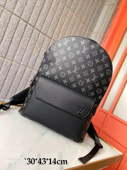Louis new arrival 🇲🇱Aerogram backpack bag size : 43 x 30 x 14 cm