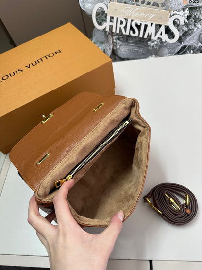Louis madeleine bb bag size : 24*8*16 cm