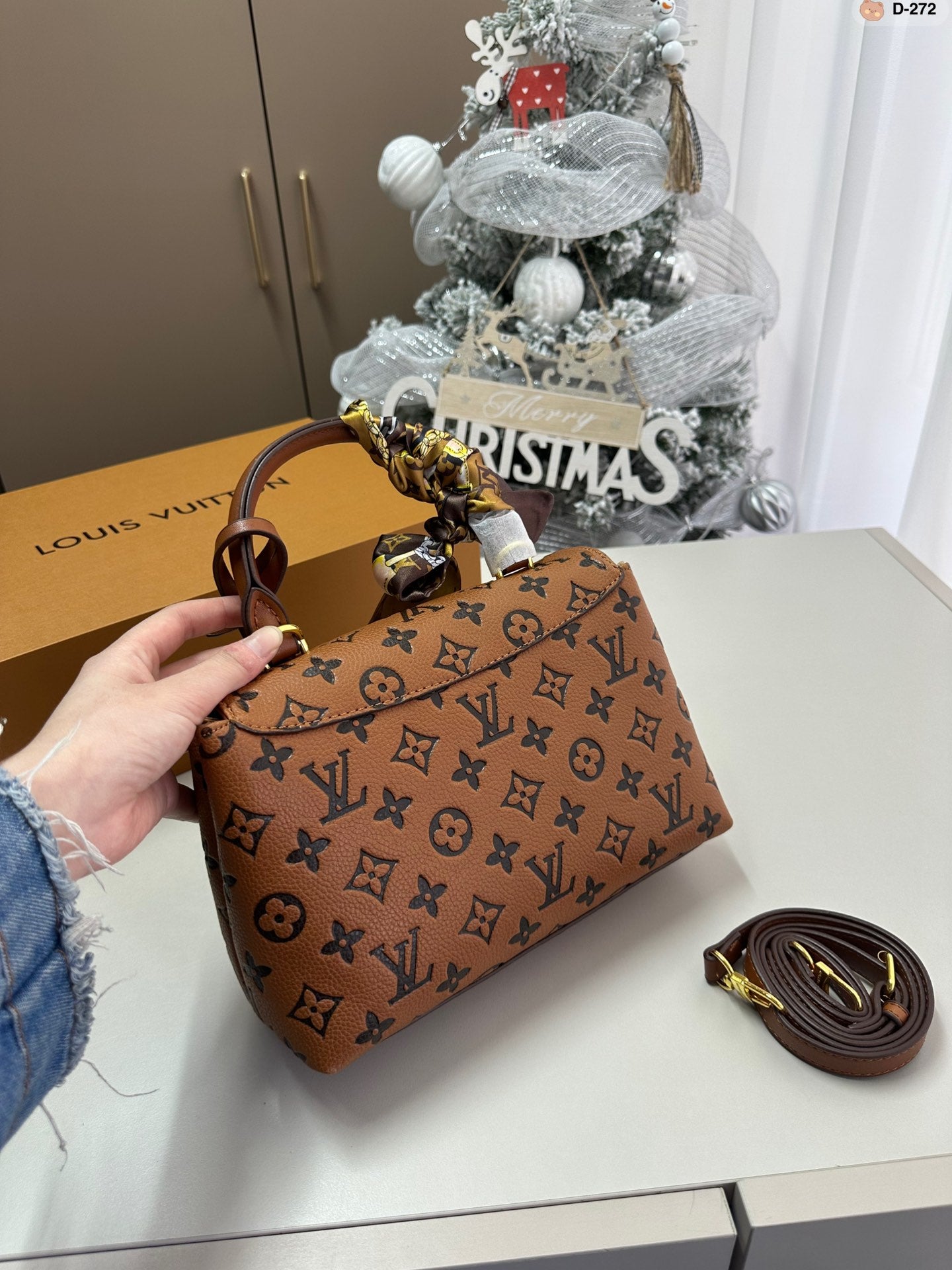 Louis madeleine bb bag size : 24*8*16 cm