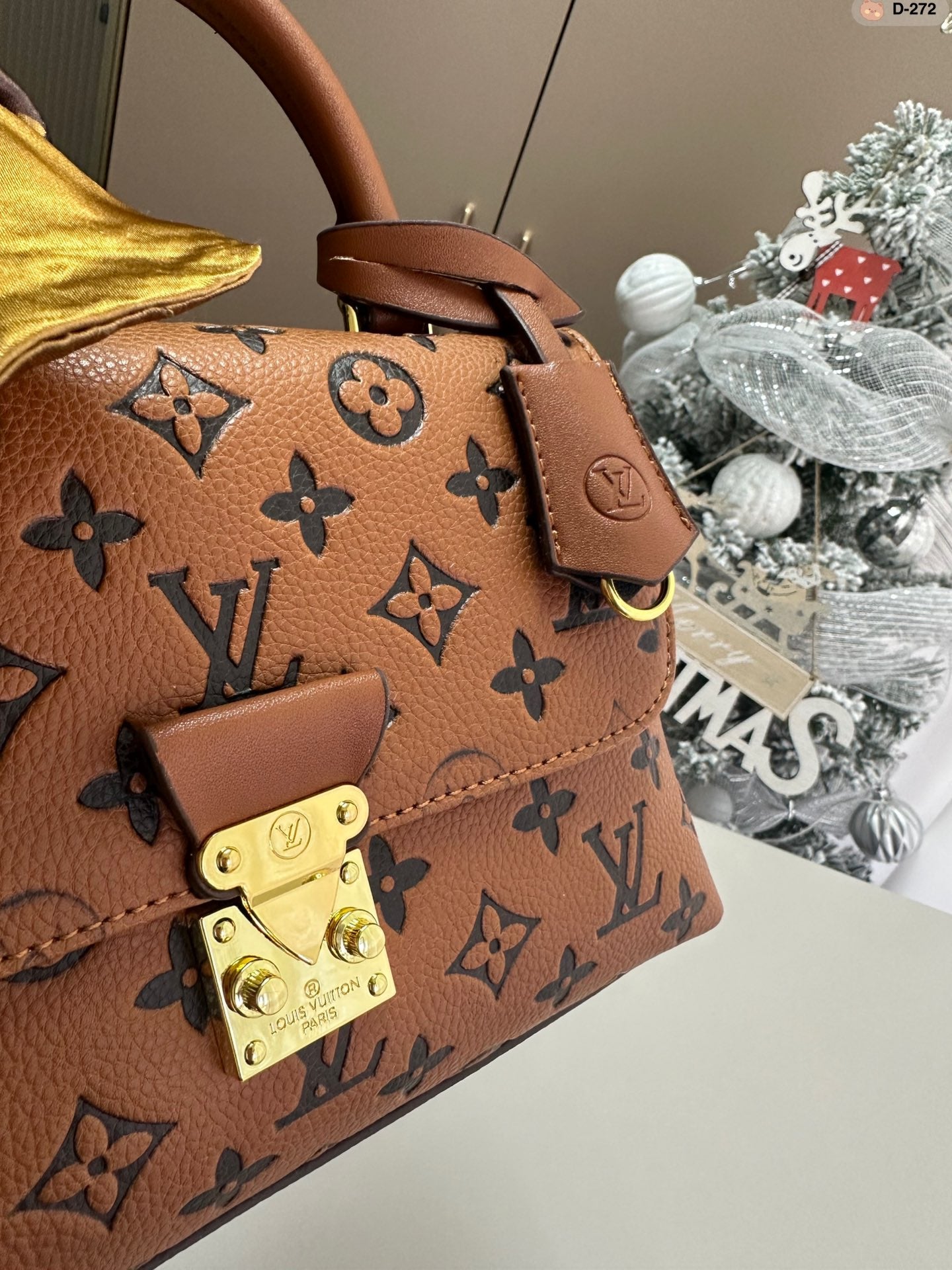 Louis madeleine bb bag size : 24*8*16 cm