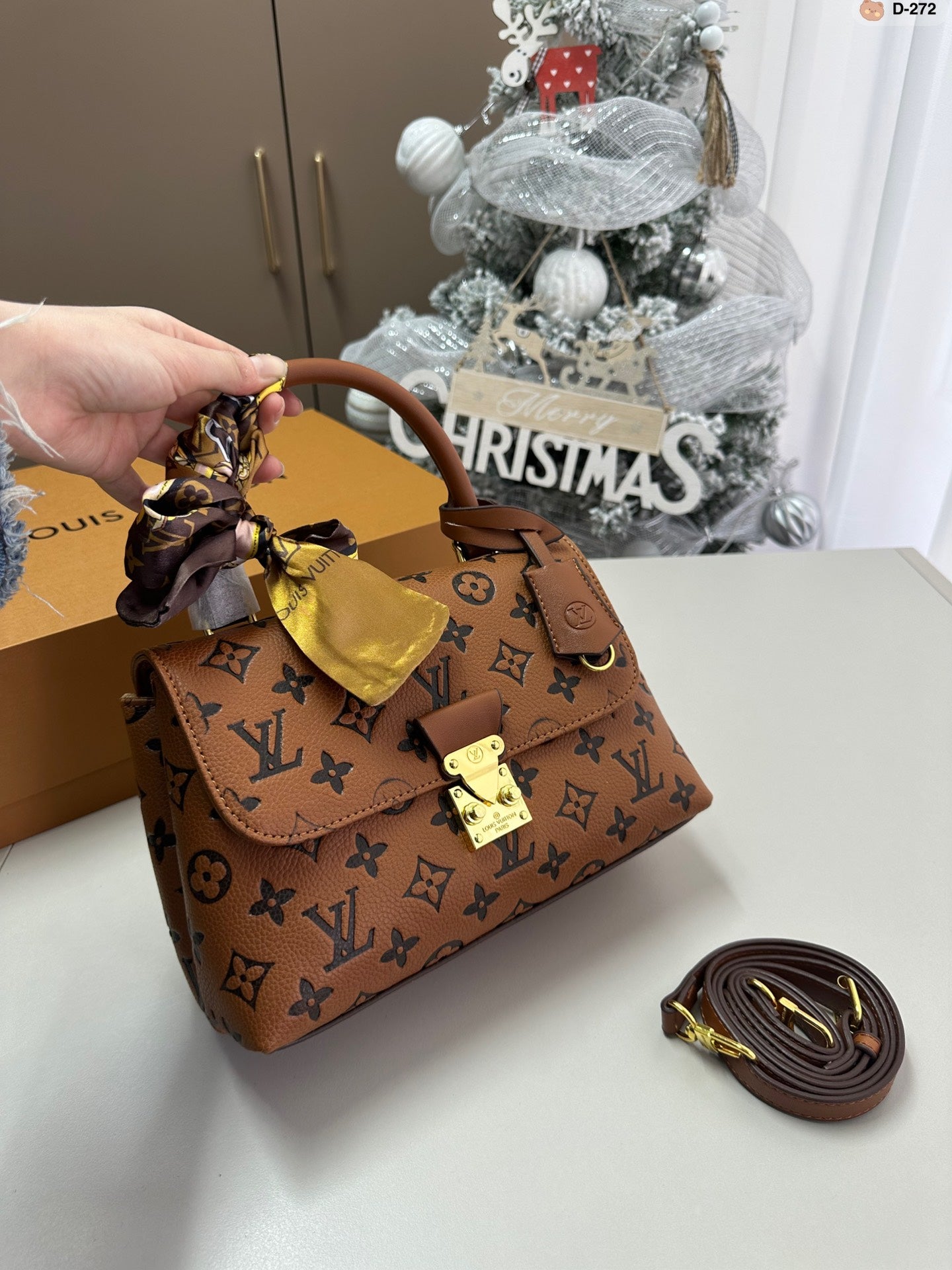 Louis madeleine bb bag size : 24*8*16 cm