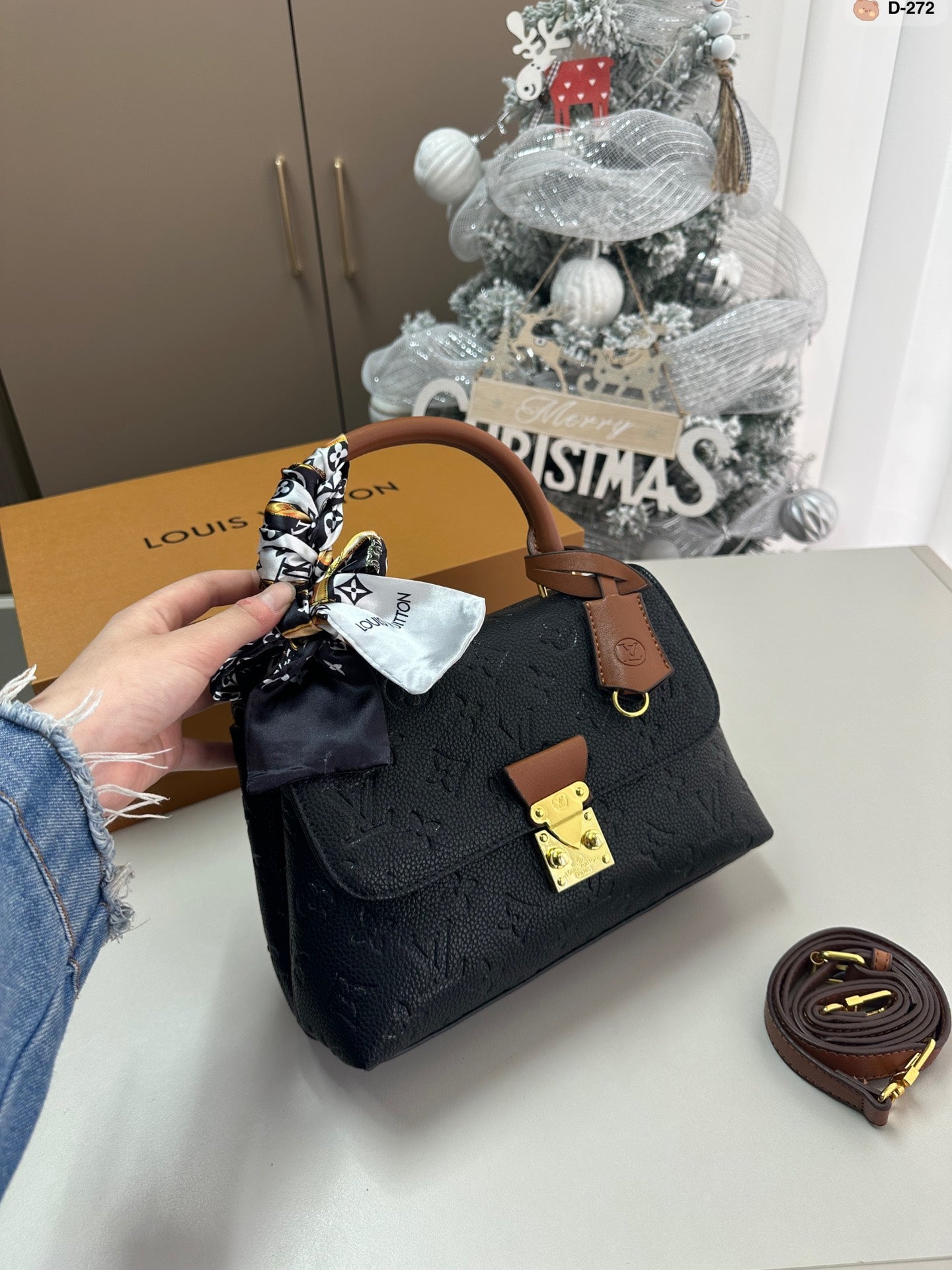 Louis madeleine bb bag size : 24*8*16 cm