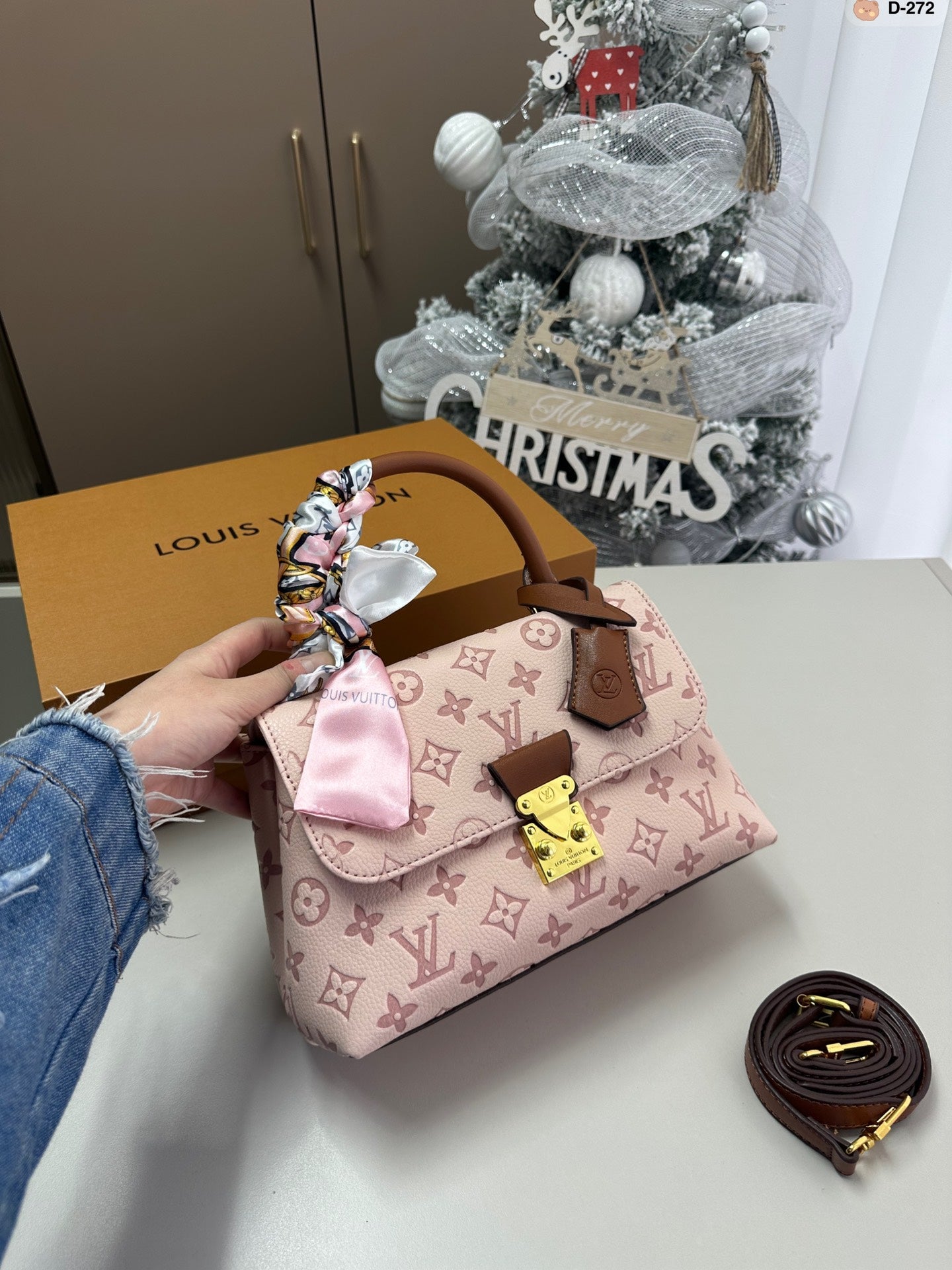 Louis madeleine bb bag size : 24*8*16 cm