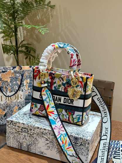 D lady bag size; 24 cm