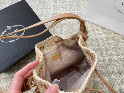 Pra nwe arrival bucket bag size: 18 * 22 cm