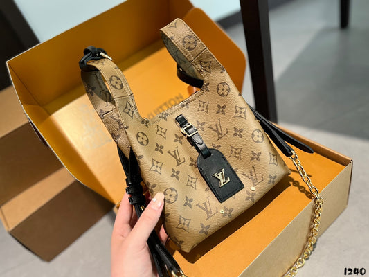 Louis new arrival bag size: 18 * 16cm