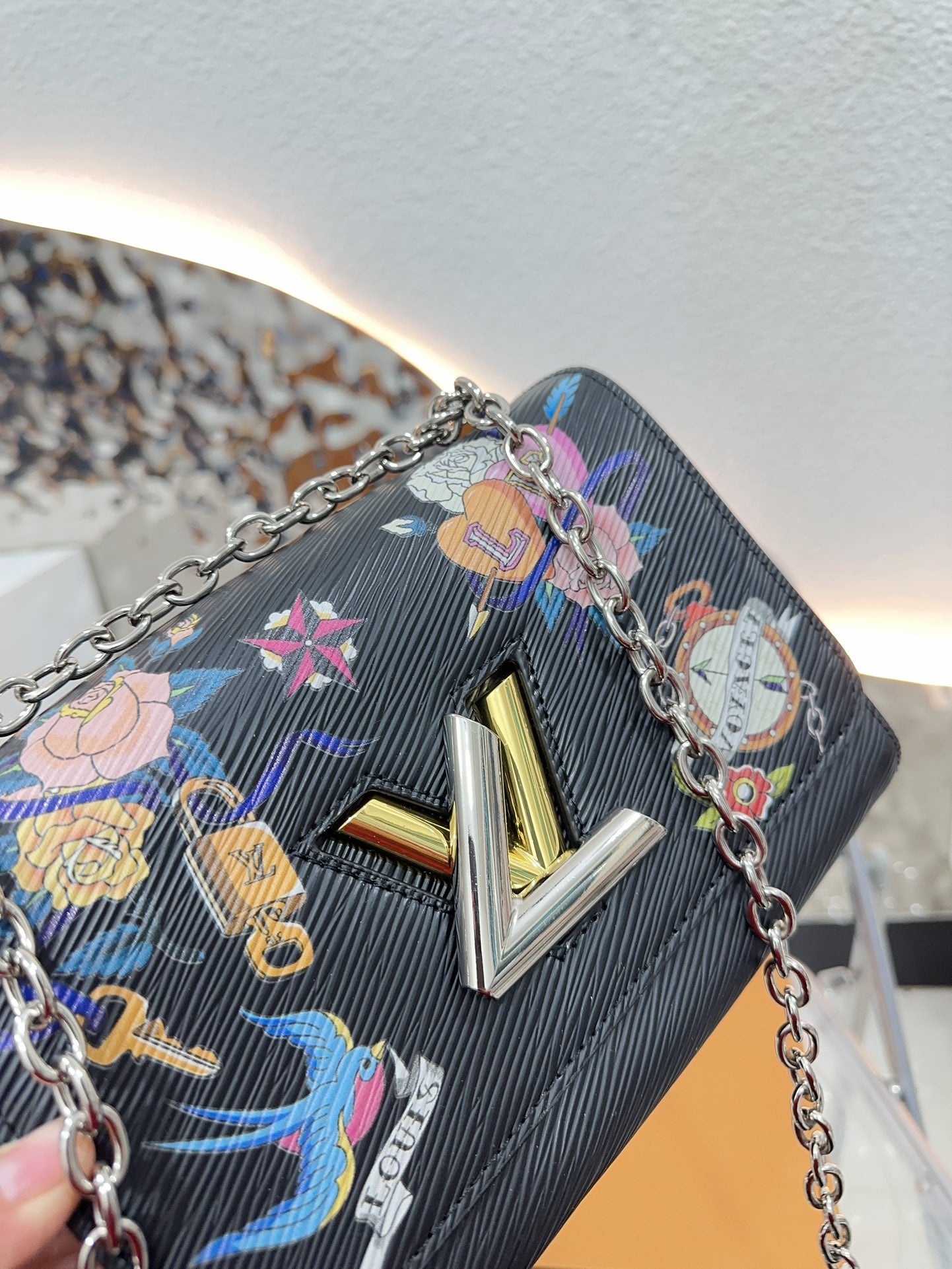Louis new arrival TWIST bag size；23 * 16 cm