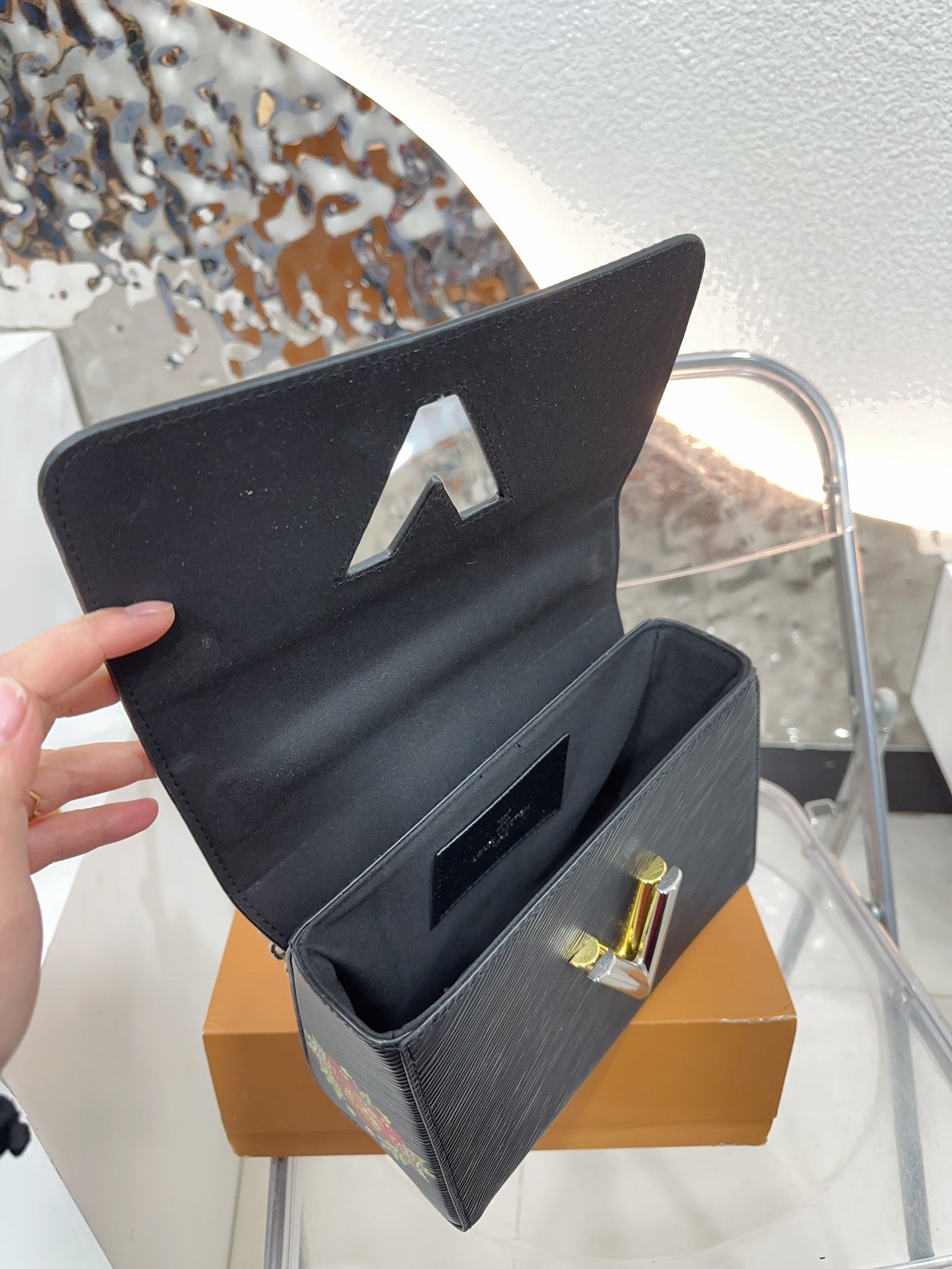 Louis new arrival TWIST bag size；23 * 16 cm