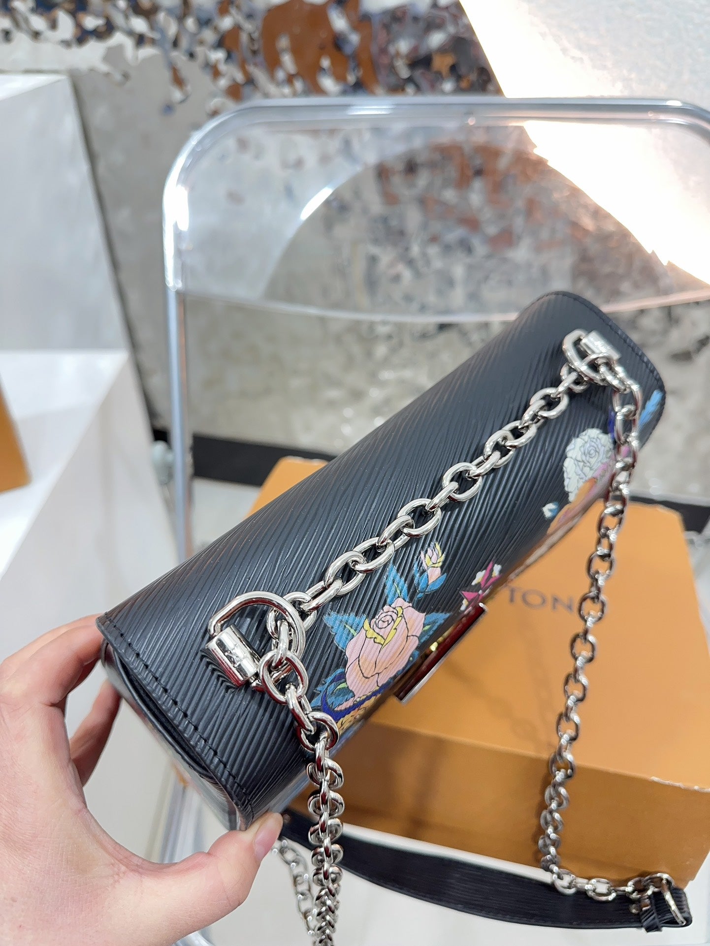 Louis new arrival TWIST bag size；23 * 16 cm