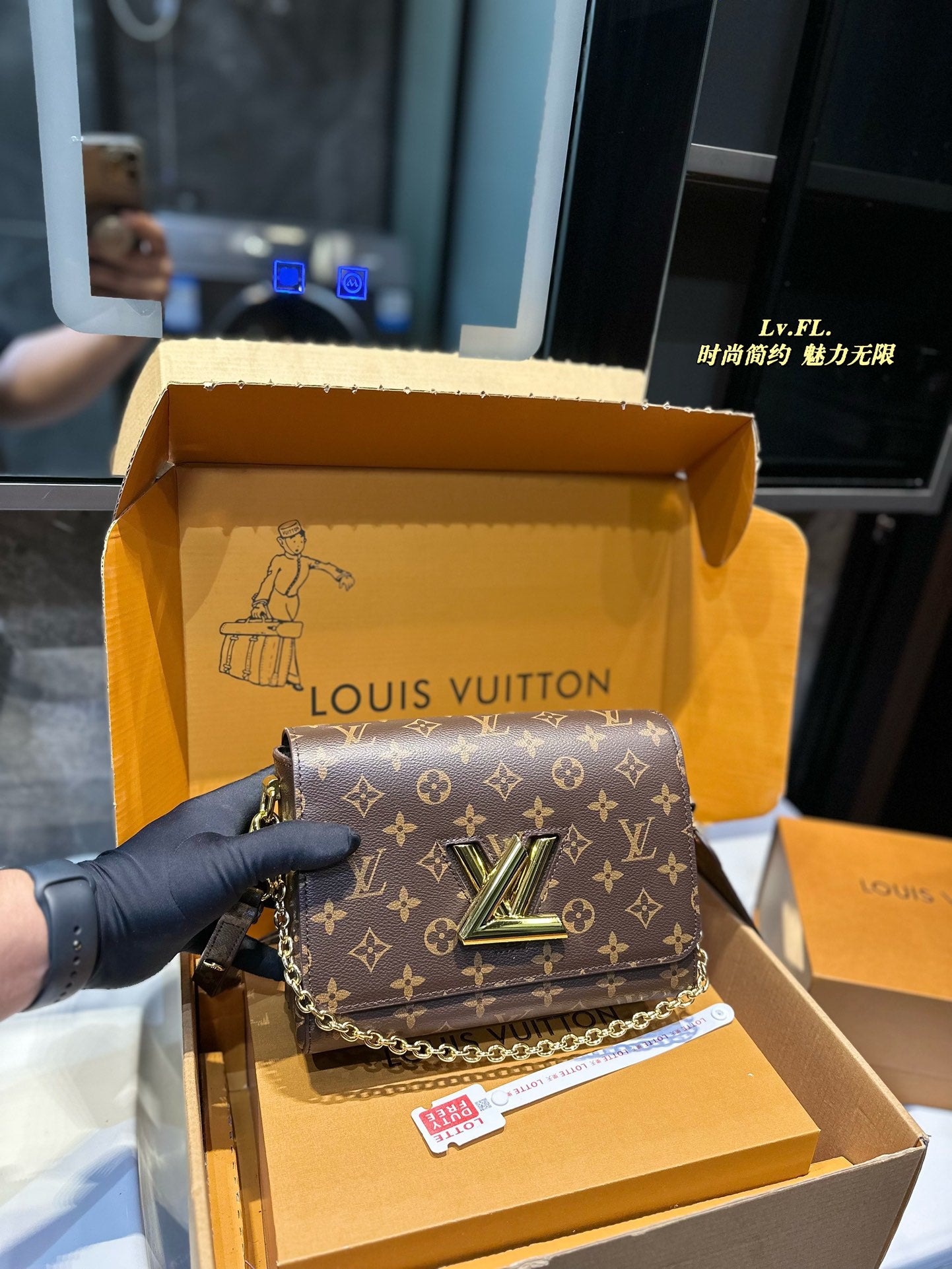 Louis Twist new arrival chain bag size: 23*10*15 cm