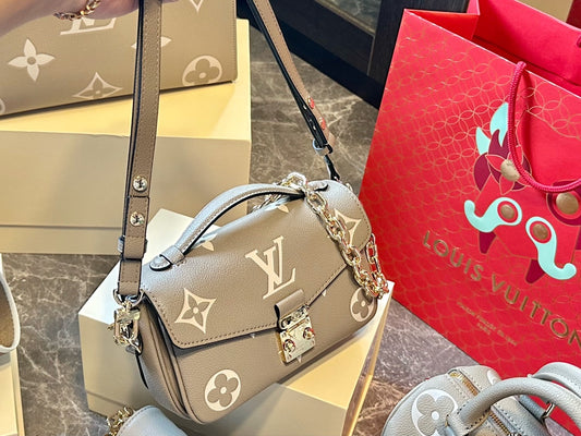 Louis new arrival mini bag size: 21 * 12cm