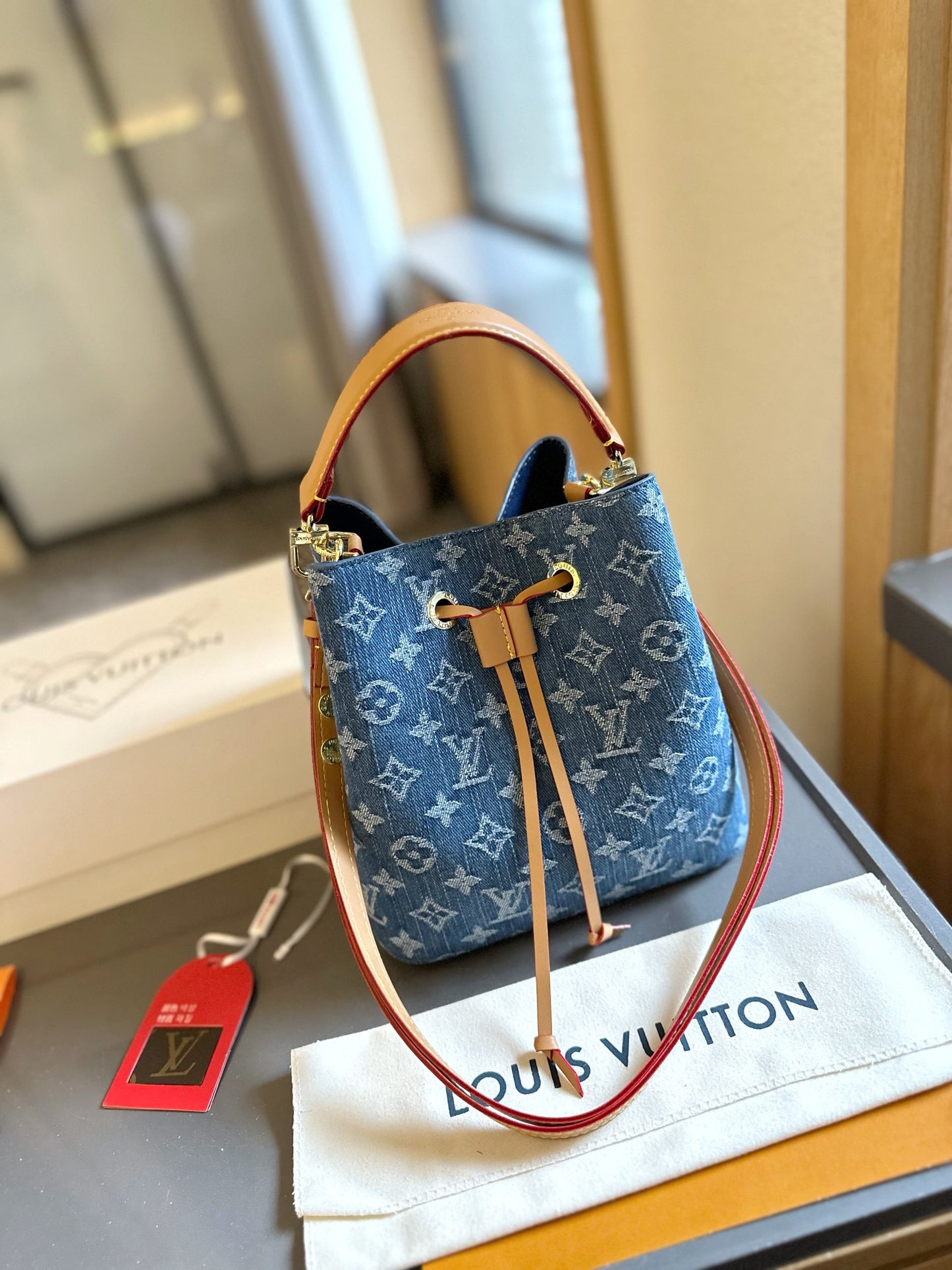 Louis new arrival NEONOE M44022  bag size: 20 cm