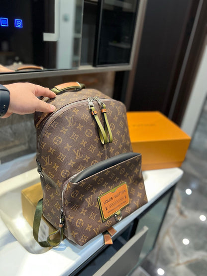 Louis new arrival backpack bag size: 28*37 cm