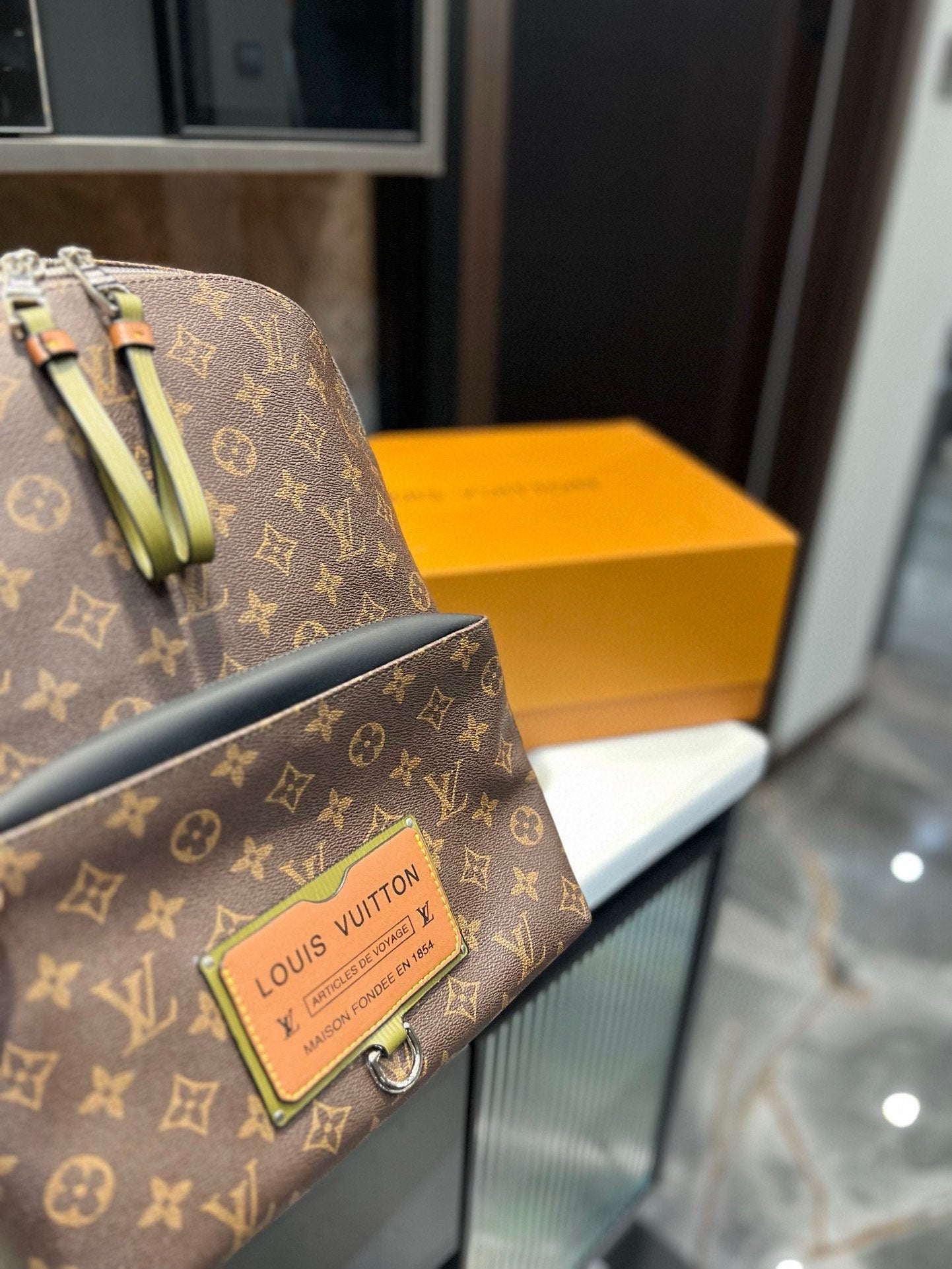 Louis new arrival backpack bag size: 28*37 cm